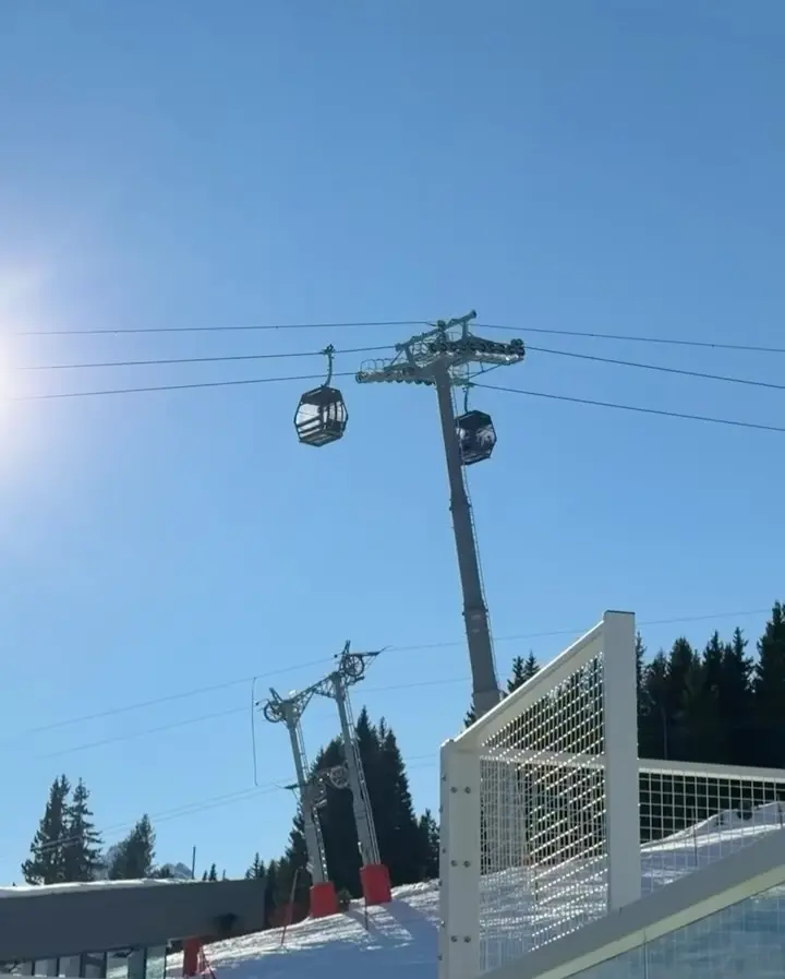À l’Alpe d’Huez, deux nouvelles pistes de padel installées à 1 860 mètres d’altitude | Padel Magazine À l’Alpe d’Huez, deux nouvelles pistes de padel installées à 1 860 mètres d’altitude