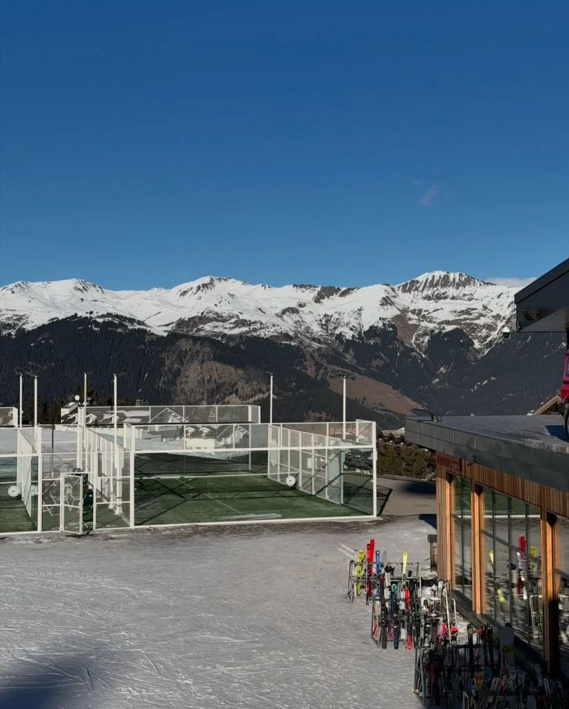 SaveClipApp_605531521_18546698155024723_3548534167761334046_n | Padel Magazine À l’Alpe d’Huez, deux nouvelles pistes de padel installées à 1 860 mètres d’altitude