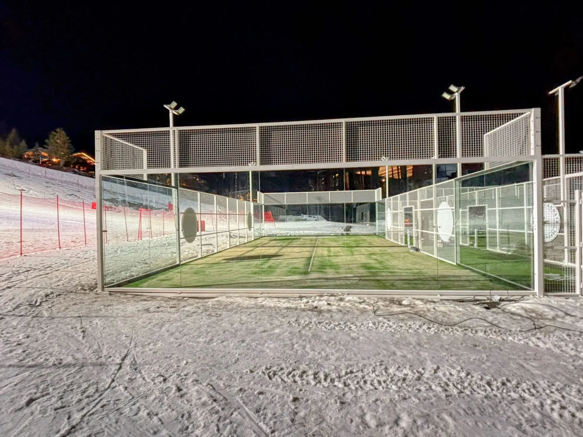 VW SPORTS construye dos pistas de pádel climatizadas a pie de pistas en Courchevel