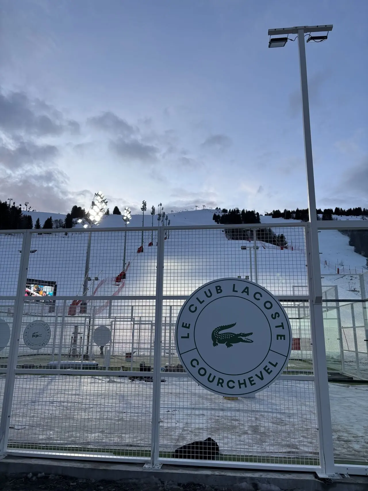 VW SPORTS construye dos pistas de pádel climatizadas a pie de pistas en Courchevel