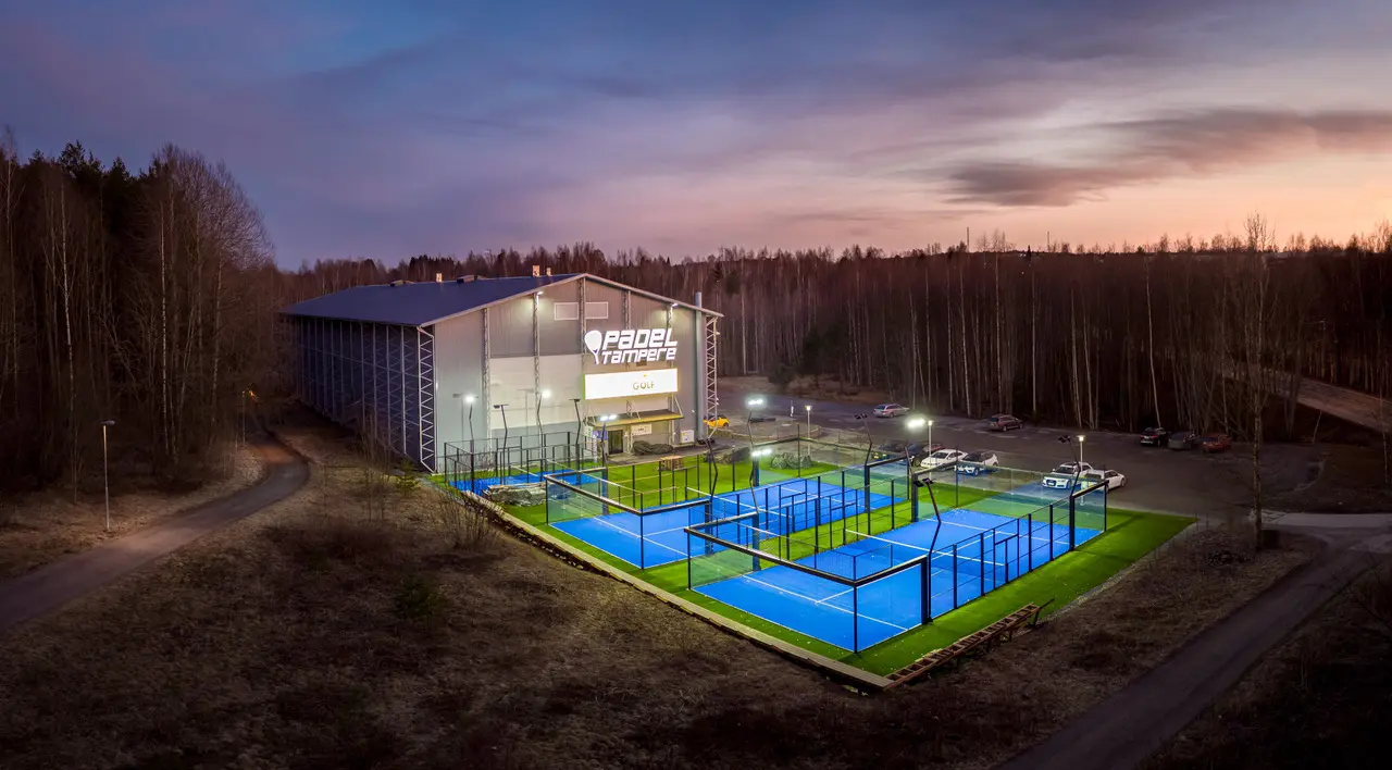 Club-de-padel-Tampere-en-Finlandia-Pistas-panoramicas-y-baby-de-ManzaSport | Padel Magazine