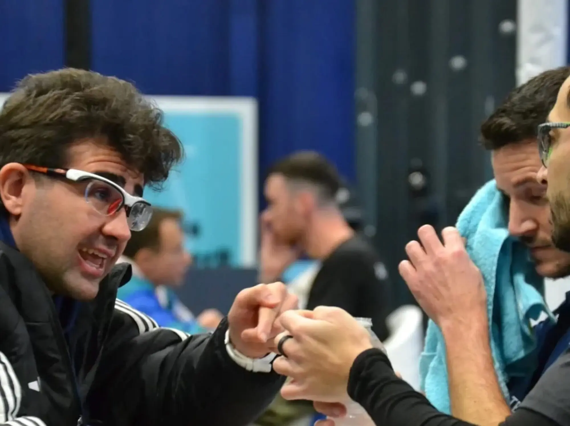 Dani Gamarra discute avec Gil et Forcin