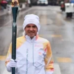 Luigi Carraro, président de la FIP porte la flamme olympique à Milan