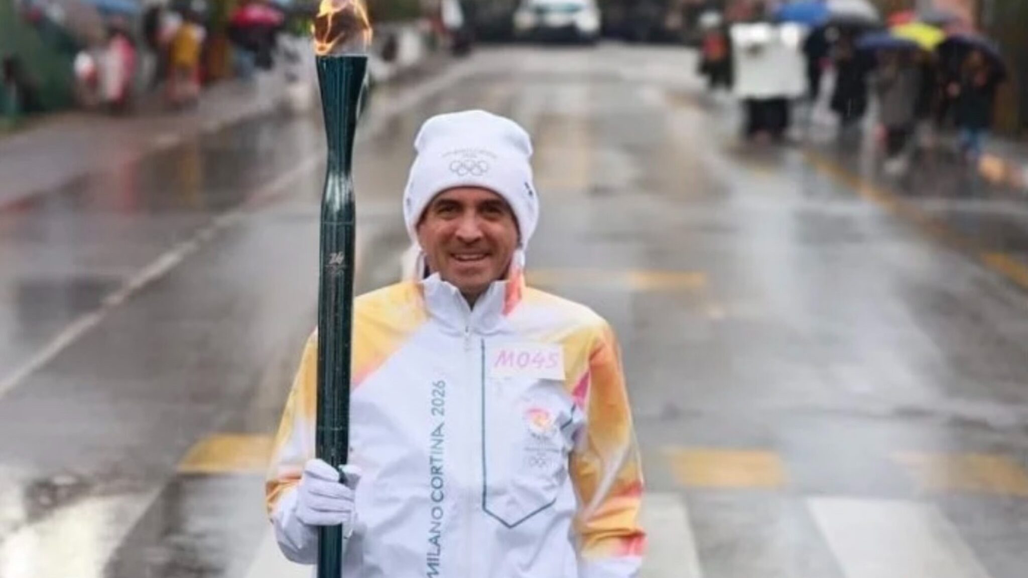 Luigi Carraro, président de la FIP porte la flamme olympique à Milan