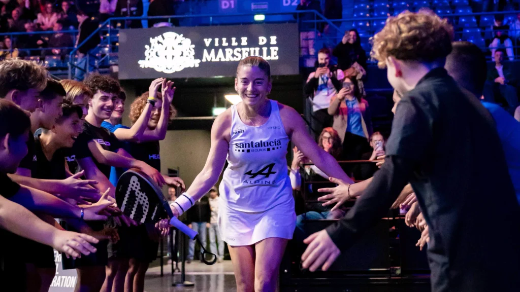 Ale Salazar avec les jeunes marseillais au FIP Silver de Marseille | Padel Magazine