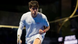 Kun Tapia muokkasi mailaansa jatkaakseen pelaamista revenneellä sormen nivelsiteellä