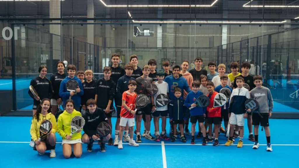 Fede Chingotto en compagnie des jeunes de la M3 Academy de Leganes