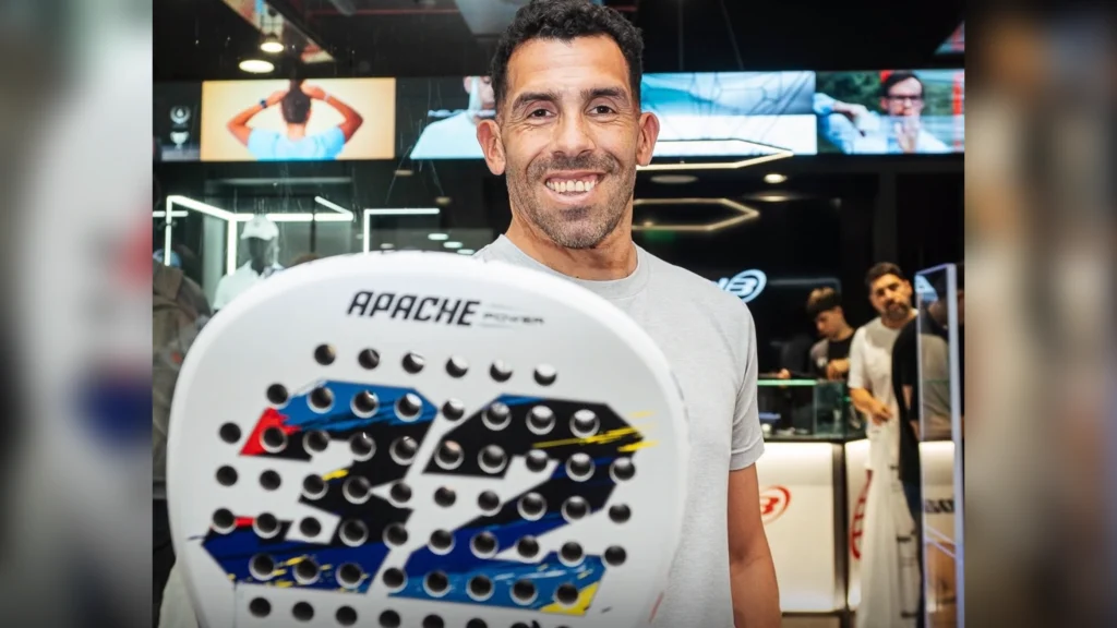 Carlos Tevez kaster sig ud i padel med åbningen af ​​sin klub i Buenos Aires.
