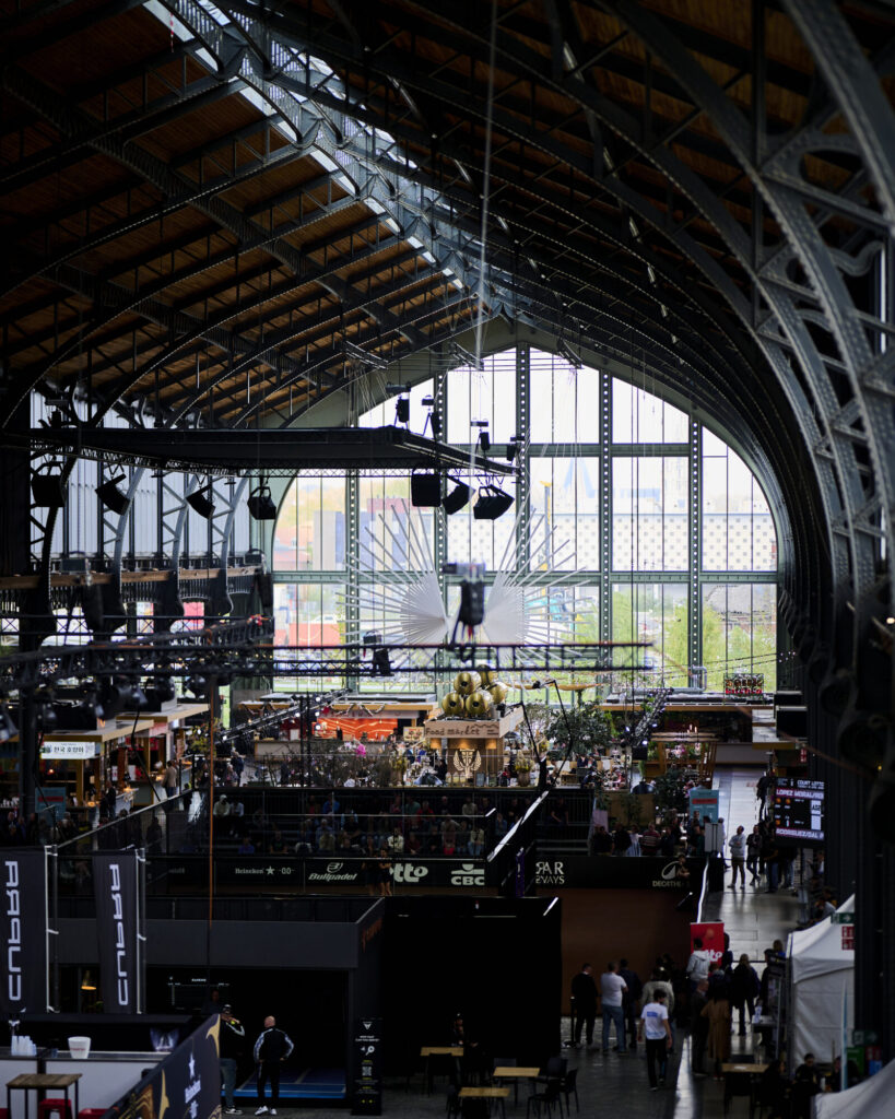 Bruxelles P2 : la Gare Maritime, un site unique qui redéfinit l’expérience du padel en Europe