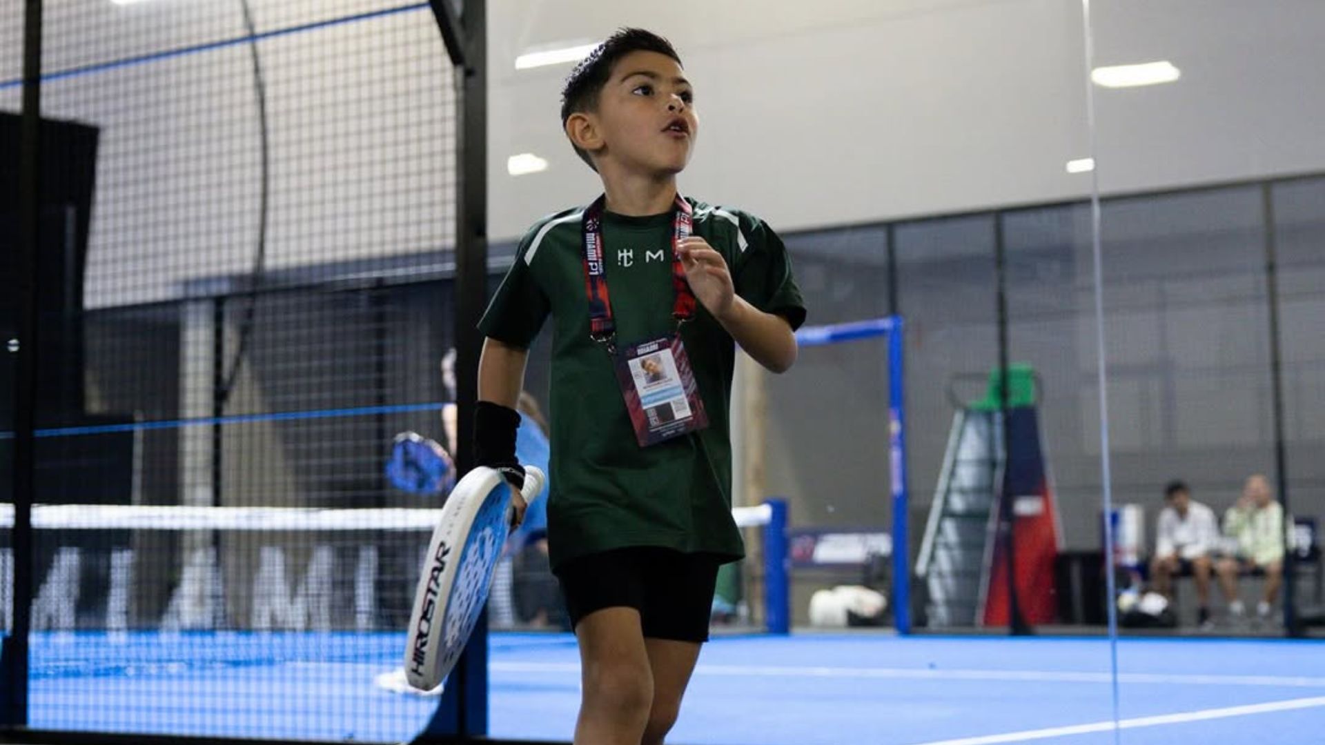 À seulement 5 ans, le fils de Tolito Aguirre fait déjà le show sur la piste