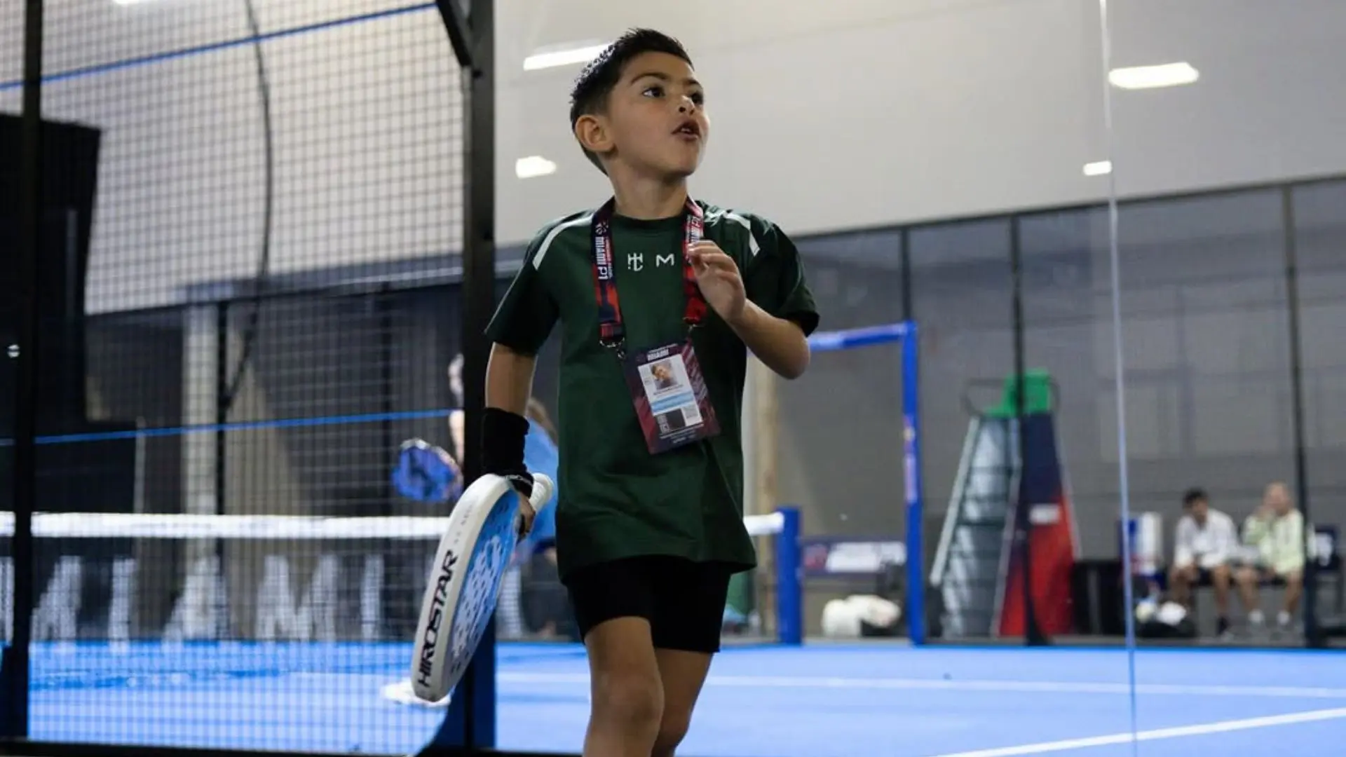 À seulement 5 ans, le fils de Tolito Aguirre fait déjà le show sur la piste