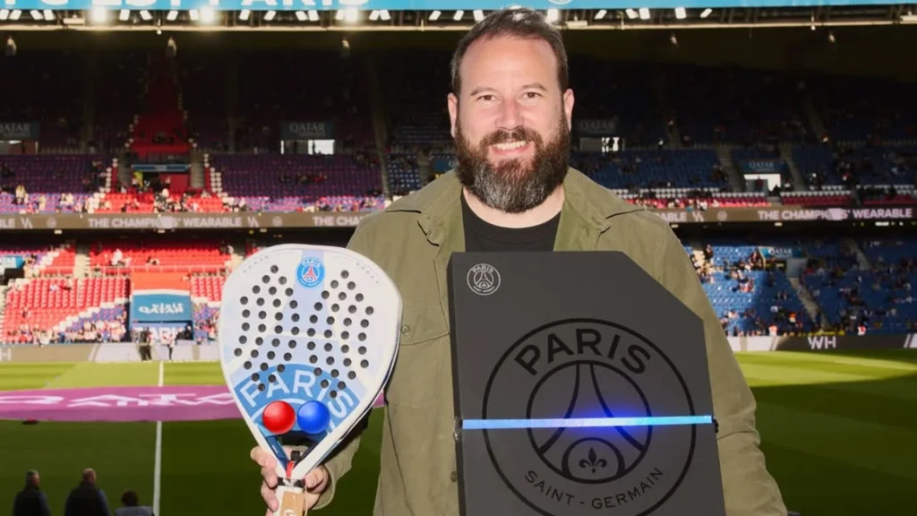 Adrien Maigret reçoit un joli clin d’œil du PSG avec une raquette aux couleurs du club