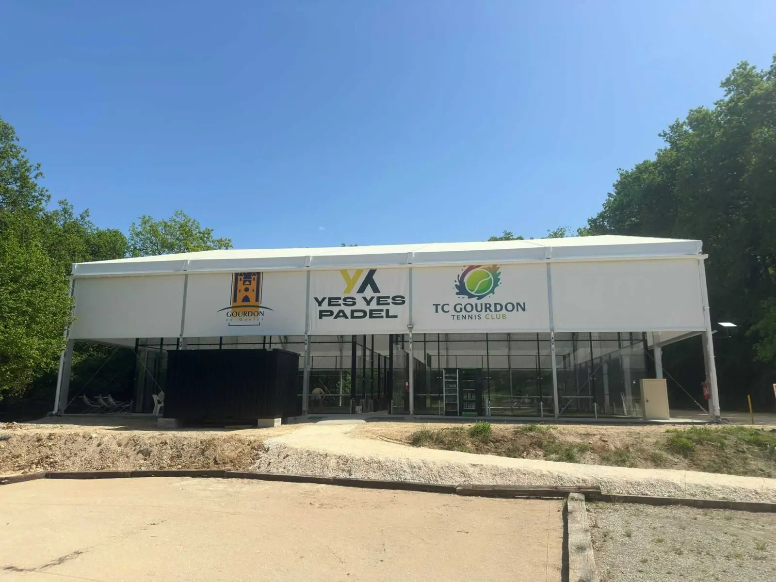 Yes Yes Padel s’implante à Gourdon : deux pistes accessibles dès maintenant