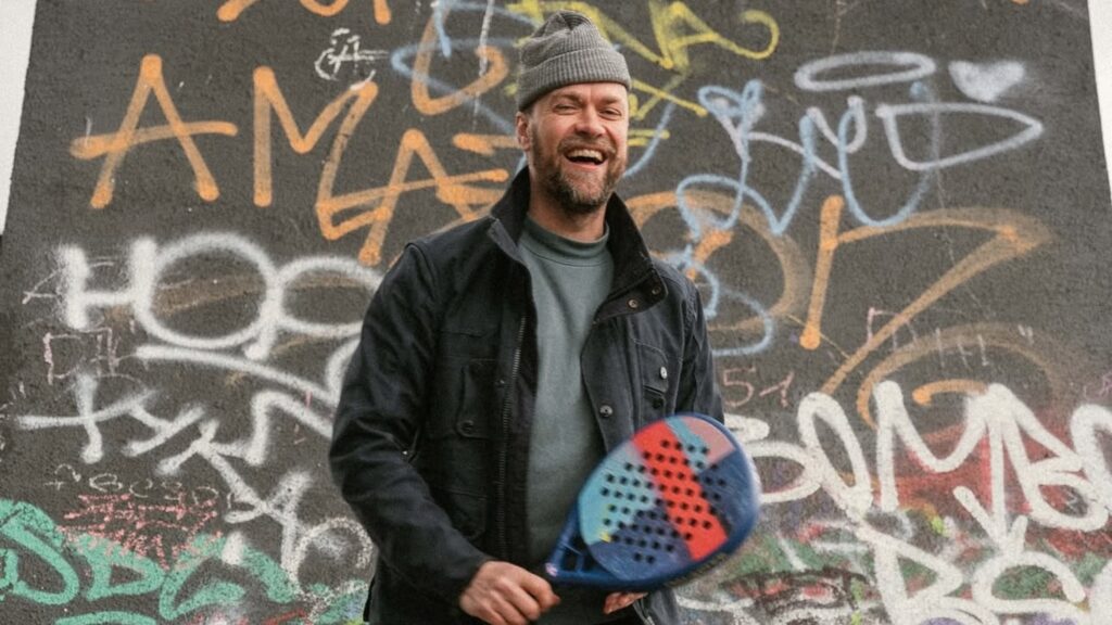 Dunlop sort deux raquettes spéciales en collaboration avec l’artiste Nisse