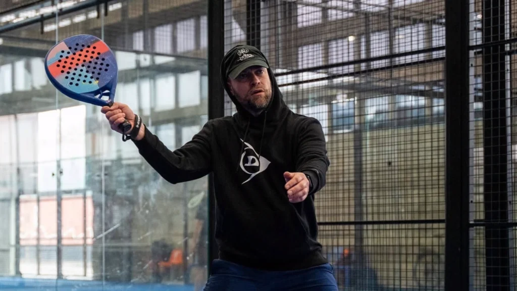 A Dunlop lança duas raquetes especiais em colaboração com o artista Nisse.