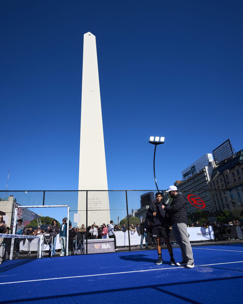 Le padel s’offre l’Obélisque de Buenos Aires : une piste déjà installée au cœur de la ville bullpadel