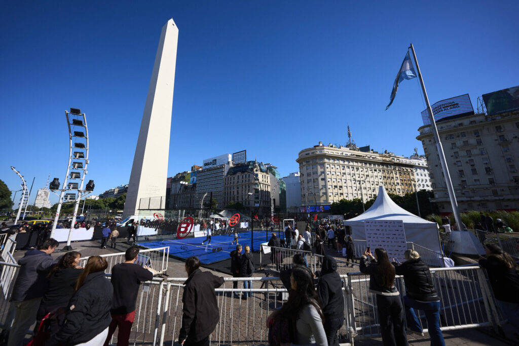 Le padel s’offre l’Obélisque de Buenos Aires : une piste déjà installée au cœur de la ville bullpadel