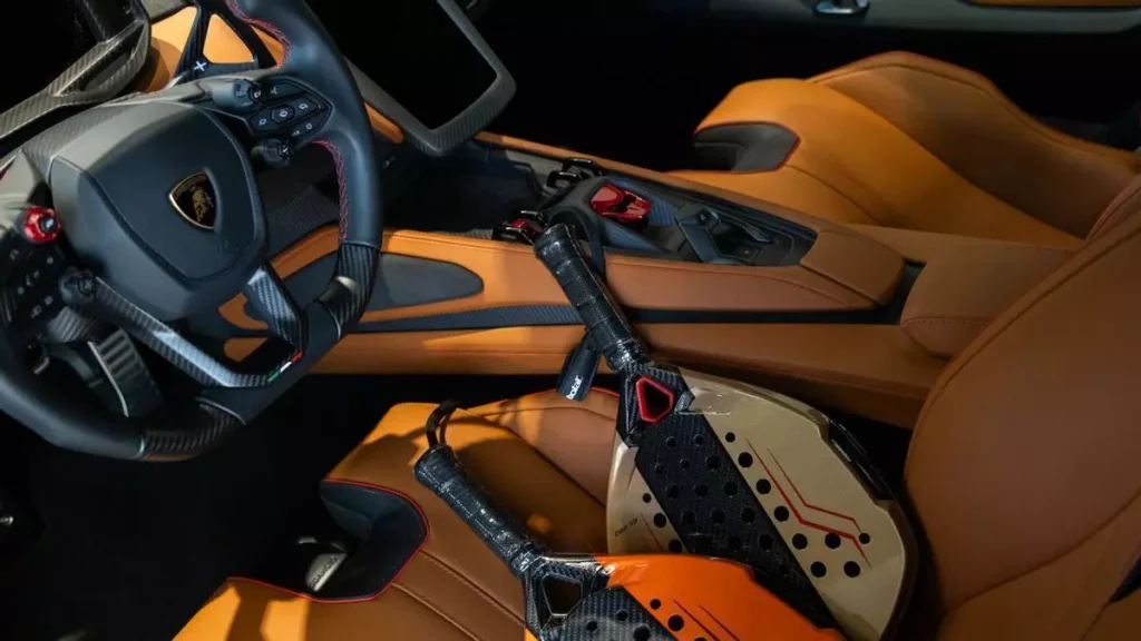 Babolat et Lamborghini dévoilent les nouvelles BL.002 Bronze et Orange à Barcelone À l’occasion du Padel World Summit de Barcelone, Babolat a présenté les deux nouvelles déclinaisons de sa raquette premium BL.002, développée en collaboration avec Automobili Lamborghini. Les versions Bronze et Orange viennent enrichir une collection déjà très identifiée dans l’univers du padel haut de gamme. Un lancement loin d’être anodin pour la marque française, qui continue d’ancrer une partie stratégique de son développement padel à Barcelone, là même où la BL.002 est fabriquée au sein du Babolat Padel Studio. Barcelone, centre névralgique du projet Babolat padel Pour cette présentation, Babolat a choisi le Padel World Summit, devenu ces dernières années le principal rendez-vous international de l’industrie du padel. Fabricants, distributeurs, clubs, fédérations et médias spécialisés s’y retrouvent chaque année, faisant de l’événement une vitrine idéale pour dévoiler les nouveaux projets de la marque. La journée a débuté dans le showroom de Lamborghini Barcelona, où les invités ont découvert les nouvelles versions de la BL.002 entourées des supercars de la marque italienne. Plus qu’un simple changement esthétique, Babolat explique avoir directement puisé dans l’univers visuel de Lamborghini pour imaginer ces nouvelles finitions. Les coloris Bronze et Orange reprennent ainsi plusieurs codes emblématiques de la marque automobile italienne, dans une logique de continuité entre luxe, performance et design. Une expérience pensée autour du premium L’événement s’est ensuite poursuivi au Padel World Summit, où la société Greenset avait conçu une piste exclusive spécialement imaginée pour cette activation. Le terrain intégrait plusieurs technologies récentes développées par l’entreprise espagnole. Fernando Cánovas Llopis, co-CEO de Greenset, est revenu sur ce projet : « Créer une piste exclusive avec l’une des marques les plus iconiques du monde automobile nous a demandé énormément de travail en ingénierie, innovation et design. » Avant d’ajouter : « Une fois le résultat final terminé, nous pensons que c’est une piste qui ne laissera aucun joueur indifférent. » Du showroom Lamborghini jusqu’à la piste installée au salon, toute la journée avait été pensée comme une expérience de marque complète, mêlant esthétique, technologie et performance. Une stratégie premium de plus en plus affirmée Avec cette collaboration autour de la BL.002, Babolat continue surtout d’affirmer son positionnement premium dans l’univers du padel. La marque française, historiquement connue pour avoir inventé les premiers cordages de tennis en 1875, multiplie depuis plusieurs années les partenariats prestigieux autour du sport et du lifestyle. Dans son portefeuille figurent notamment Juan Lebrón, Rafael Nadal ou encore Carlos Alcaraz, mais aussi des collaborations avec Wimbledon, Michelin, Club Med et désormais Lamborghini. La BL.002 apparaît aujourd’hui comme l’un des produits les plus représentatifs de cette stratégie : une raquette mêlant image haut de gamme, innovation technologique et univers automobile. Les nouvelles versions Bronze et Orange seront disponibles à partir du 5 juin 2026 dans une sélection de magasins ainsi que sur le site officiel de Babolat