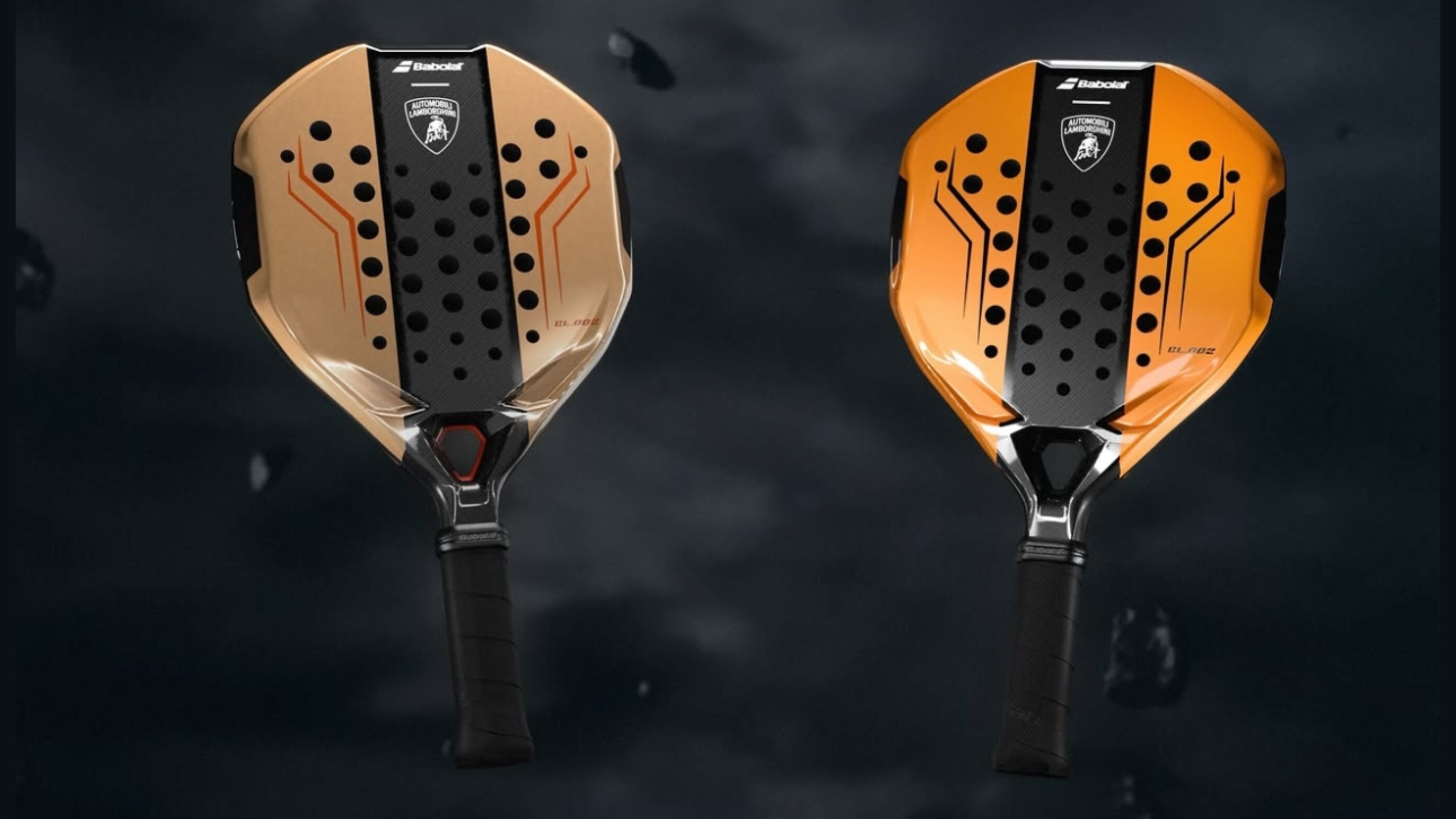 xBabolat et Lamborghini dévoilent les nouvelles BL.002 Bronze et Orange à Barcelone À l’occasion du Padel World Summit de Barcelone, Babolat a présenté les deux nouvelles déclinaisons de sa raquette premium BL.002, développée en collaboration avec Automobili Lamborghini. Les versions Bronze et Orange viennent enrichir une collection déjà très identifiée dans l’univers du padel haut de gamme. Un lancement loin d’être anodin pour la marque française, qui continue d’ancrer une partie stratégique de son développement padel à Barcelone, là même où la BL.002 est fabriquée au sein du Babolat Padel Studio. Barcelone, centre névralgique du projet Babolat padel Pour cette présentation, Babolat a choisi le Padel World Summit, devenu ces dernières années le principal rendez-vous international de l’industrie du padel. Fabricants, distributeurs, clubs, fédérations et médias spécialisés s’y retrouvent chaque année, faisant de l’événement une vitrine idéale pour dévoiler les nouveaux projets de la marque. La journée a débuté dans le showroom de Lamborghini Barcelona, où les invités ont découvert les nouvelles versions de la BL.002 entourées des supercars de la marque italienne. Plus qu’un simple changement esthétique, Babolat explique avoir directement puisé dans l’univers visuel de Lamborghini pour imaginer ces nouvelles finitions. Les coloris Bronze et Orange reprennent ainsi plusieurs codes emblématiques de la marque automobile italienne, dans une logique de continuité entre luxe, performance et design. Une expérience pensée autour du premium L’événement s’est ensuite poursuivi au Padel World Summit, où la société Greenset avait conçu une piste exclusive spécialement imaginée pour cette activation. Le terrain intégrait plusieurs technologies récentes développées par l’entreprise espagnole. Fernando Cánovas Llopis, co-CEO de Greenset, est revenu sur ce projet : « Créer une piste exclusive avec l’une des marques les plus iconiques du monde automobile nous a demandé énormément de travail en ingénierie, innovation et design. » Avant d’ajouter : « Une fois le résultat final terminé, nous pensons que c’est une piste qui ne laissera aucun joueur indifférent. » Du showroom Lamborghini jusqu’à la piste installée au salon, toute la journée avait été pensée comme une expérience de marque complète, mêlant esthétique, technologie et performance. Une stratégie premium de plus en plus affirmée Avec cette collaboration autour de la BL.002, Babolat continue surtout d’affirmer son positionnement premium dans l’univers du padel. La marque française, historiquement connue pour avoir inventé les premiers cordages de tennis en 1875, multiplie depuis plusieurs années les partenariats prestigieux autour du sport et du lifestyle. Dans son portefeuille figurent notamment Juan Lebrón, Rafael Nadal ou encore Carlos Alcaraz, mais aussi des collaborations avec Wimbledon, Michelin, Club Med et désormais Lamborghini. La BL.002 apparaît aujourd’hui comme l’un des produits les plus représentatifs de cette stratégie : une raquette mêlant image haut de gamme, innovation technologique et univers automobile. Les nouvelles versions Bronze et Orange seront disponibles à partir du 5 juin 2026 dans une sélection de magasins ainsi que sur le site officiel de Babolat