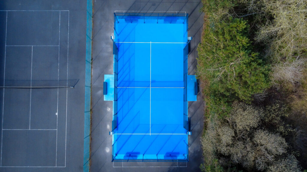 Business – City Padel s'associe à Pierre & Vacances, Work and Padel et Padel Génération pour ouvrir trois nouveaux centres Le padel poursuit son expansion en France à travers un partenariat inédit entre City Padel, Pierre & Vacances, Work and Padel et Padel Génération. L'objectif : intégrer durablement la pratique du padel au sein de destinations touristiques majeures. Trois nouveaux centres ouvrent ainsi leurs portes dans des villages de vacances du groupe Pierre & Vacances, avec l'ambition de rendre le sport accessible aussi bien aux vacanciers qu'aux joueurs locaux. Le modèle espagnol comme source d'inspiration En Espagne, le développement du padel s'est largement appuyé sur sa présence dans les complexes hôteliers, les résidences de vacances et les centres de loisirs. Cette proximité avec les lieux de vie et de détente a largement contribué à démocratiser la discipline auprès du grand public. C'est cette philosophie que souhaitent importer en France City Padel, Work and Padel et Padel Génération à travers leur partenariat avec Pierre & Vacances. L'idée est simple : permettre à chacun de pratiquer facilement le padel durant ses vacances, le temps d'un week-end ou tout au long de l'année pour les habitants des environs. Les infrastructures sont ouvertes à tous, avec un fonctionnement classique basé sur la réservation de terrains, que ce soit pour une pratique occasionnelle ou plus régulière. Trois sites pour lancer le projet Cette nouvelle collaboration se concrétise immédiatement avec l'ouverture de trois centres au sein de destinations touristiques reconnues. À Belle Dune, dans la Somme, les joueurs pourront profiter de deux pistes de padel, dont une indoor bénéficiant d'une hauteur sous plafond de 12 mètres, ainsi qu'un terrain extérieur. Le site de Branville, dans le Calvados, accueille également deux terrains indoor avec une hauteur de jeu identique, permettant une pratique dans des conditions optimales quelle que soit la météo. Enfin, au Rouret, en Ardèche, deux terrains outdoor viennent compléter l'offre sportive du village vacances, dans un environnement tourné vers la nature et les activités de plein air. Une nouvelle étape dans le développement du padel français Alors que la croissance du padel en France s'est principalement construite autour des clubs urbains et des structures associatives, cette initiative ouvre une nouvelle perspective de développement. En misant sur des lieux dédiés aux loisirs et au tourisme, City Padel, Work and Padel et Padel Génération cherchent à toucher un public plus large et à favoriser la découverte de la discipline auprès de nouveaux pratiquants. Pour les différents acteurs du projet, ce partenariat représente également un levier de croissance important. Il démontre que le padel peut trouver sa place bien au-delà des zones urbaines traditionnelles et s'intégrer naturellement aux destinations où les Français viennent se détendre, se retrouver et pratiquer des activités sportives. Une stratégie qui pourrait inspirer d'autres initiatives similaires dans les années à venir.