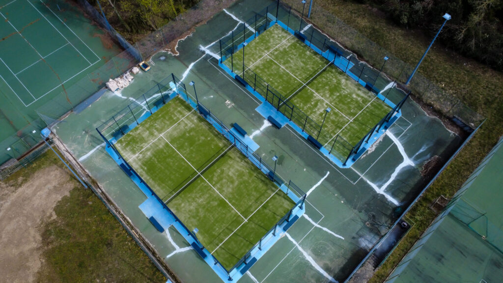 Business – City Padel s'associe à Pierre & Vacances, Work and Padel et Padel Génération pour ouvrir trois nouveaux centres Le padel poursuit son expansion en France à travers un partenariat inédit entre City Padel, Pierre & Vacances, Work and Padel et Padel Génération. L'objectif : intégrer durablement la pratique du padel au sein de destinations touristiques majeures. Trois nouveaux centres ouvrent ainsi leurs portes dans des villages de vacances du groupe Pierre & Vacances, avec l'ambition de rendre le sport accessible aussi bien aux vacanciers qu'aux joueurs locaux. Le modèle espagnol comme source d'inspiration En Espagne, le développement du padel s'est largement appuyé sur sa présence dans les complexes hôteliers, les résidences de vacances et les centres de loisirs. Cette proximité avec les lieux de vie et de détente a largement contribué à démocratiser la discipline auprès du grand public. C'est cette philosophie que souhaitent importer en France City Padel, Work and Padel et Padel Génération à travers leur partenariat avec Pierre & Vacances. L'idée est simple : permettre à chacun de pratiquer facilement le padel durant ses vacances, le temps d'un week-end ou tout au long de l'année pour les habitants des environs. Les infrastructures sont ouvertes à tous, avec un fonctionnement classique basé sur la réservation de terrains, que ce soit pour une pratique occasionnelle ou plus régulière. Trois sites pour lancer le projet Cette nouvelle collaboration se concrétise immédiatement avec l'ouverture de trois centres au sein de destinations touristiques reconnues. À Belle Dune, dans la Somme, les joueurs pourront profiter de deux pistes de padel, dont une indoor bénéficiant d'une hauteur sous plafond de 12 mètres, ainsi qu'un terrain extérieur. Le site de Branville, dans le Calvados, accueille également deux terrains indoor avec une hauteur de jeu identique, permettant une pratique dans des conditions optimales quelle que soit la météo. Enfin, au Rouret, en Ardèche, deux terrains outdoor viennent compléter l'offre sportive du village vacances, dans un environnement tourné vers la nature et les activités de plein air. Une nouvelle étape dans le développement du padel français Alors que la croissance du padel en France s'est principalement construite autour des clubs urbains et des structures associatives, cette initiative ouvre une nouvelle perspective de développement. En misant sur des lieux dédiés aux loisirs et au tourisme, City Padel, Work and Padel et Padel Génération cherchent à toucher un public plus large et à favoriser la découverte de la discipline auprès de nouveaux pratiquants. Pour les différents acteurs du projet, ce partenariat représente également un levier de croissance important. Il démontre que le padel peut trouver sa place bien au-delà des zones urbaines traditionnelles et s'intégrer naturellement aux destinations où les Français viennent se détendre, se retrouver et pratiquer des activités sportives. Une stratégie qui pourrait inspirer d'autres initiatives similaires dans les années à venir.