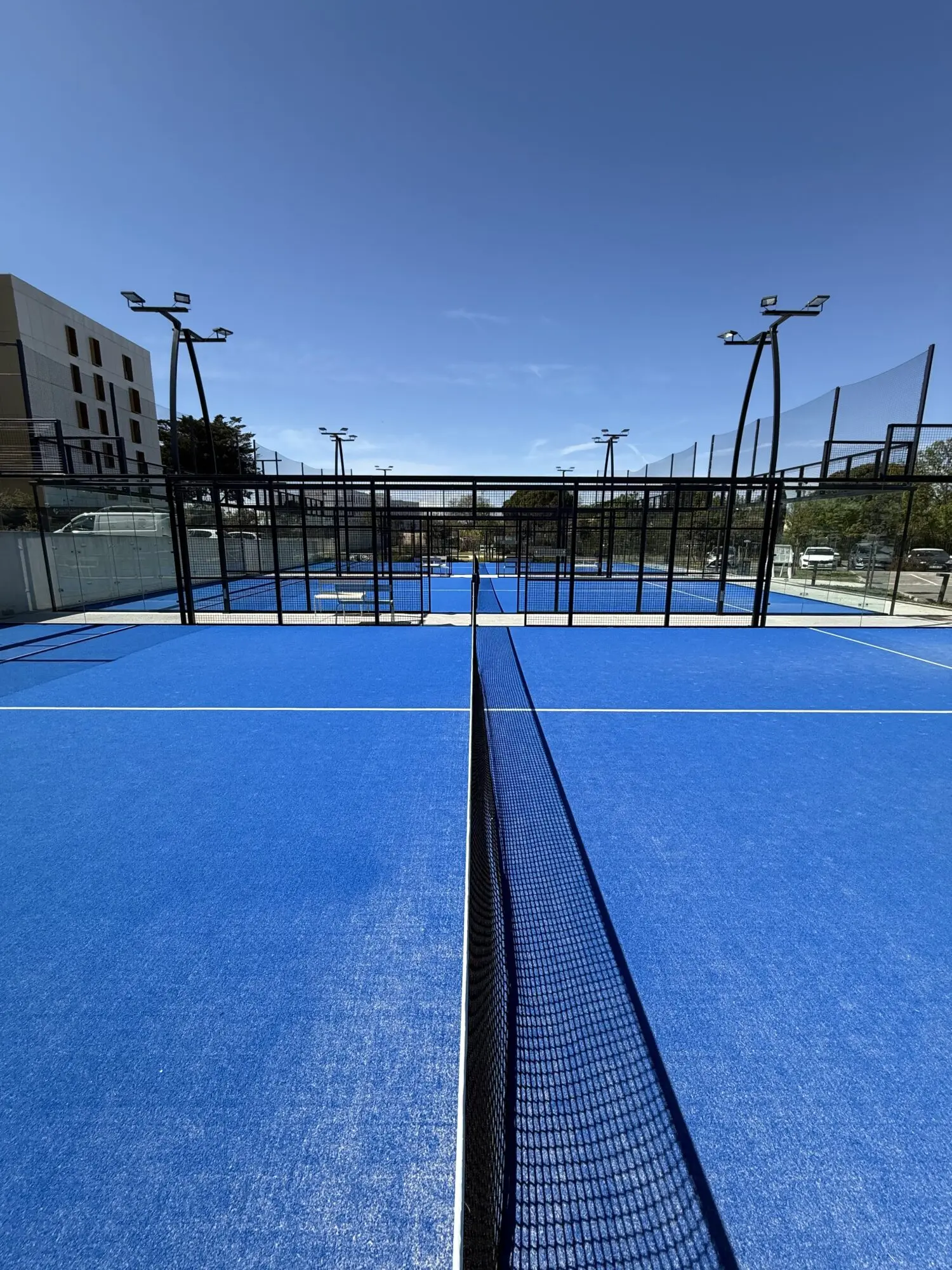À Montpellier, l’ibis mise sur le padel avec une solution acoustique innovante