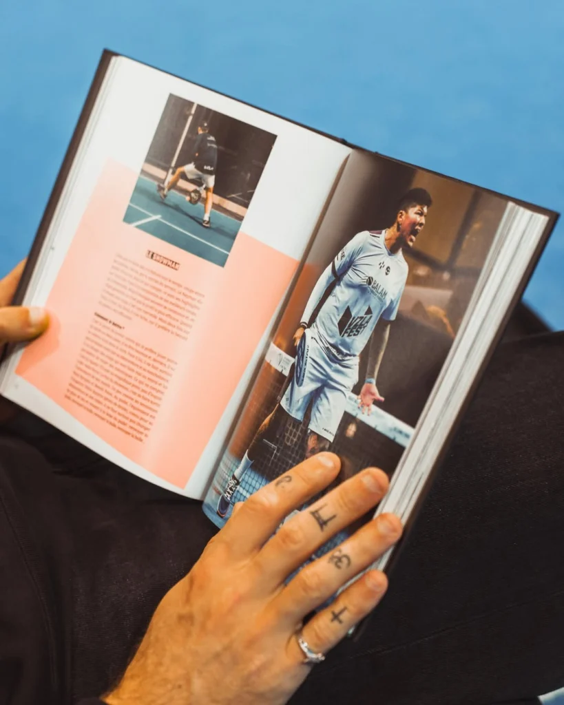 Léo Poulain de sceptique à passionné de padel, il raconte son parcours dans un livre atypique