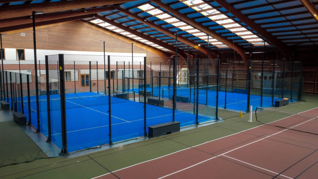 Business – City Padel s'associe à Pierre & Vacances, Work and Padel et Padel Génération pour ouvrir trois nouveaux centres Le padel poursuit son expansion en France à travers un partenariat inédit entre City Padel, Pierre & Vacances, Work and Padel et Padel Génération. L'objectif : intégrer durablement la pratique du padel au sein de destinations touristiques majeures. Trois nouveaux centres ouvrent ainsi leurs portes dans des villages de vacances du groupe Pierre & Vacances, avec l'ambition de rendre le sport accessible aussi bien aux vacanciers qu'aux joueurs locaux. Le modèle espagnol comme source d'inspiration En Espagne, le développement du padel s'est largement appuyé sur sa présence dans les complexes hôteliers, les résidences de vacances et les centres de loisirs. Cette proximité avec les lieux de vie et de détente a largement contribué à démocratiser la discipline auprès du grand public. C'est cette philosophie que souhaitent importer en France City Padel, Work and Padel et Padel Génération à travers leur partenariat avec Pierre & Vacances. L'idée est simple : permettre à chacun de pratiquer facilement le padel durant ses vacances, le temps d'un week-end ou tout au long de l'année pour les habitants des environs. Les infrastructures sont ouvertes à tous, avec un fonctionnement classique basé sur la réservation de terrains, que ce soit pour une pratique occasionnelle ou plus régulière. Trois sites pour lancer le projet Cette nouvelle collaboration se concrétise immédiatement avec l'ouverture de trois centres au sein de destinations touristiques reconnues. À Belle Dune, dans la Somme, les joueurs pourront profiter de deux pistes de padel, dont une indoor bénéficiant d'une hauteur sous plafond de 12 mètres, ainsi qu'un terrain extérieur. Le site de Branville, dans le Calvados, accueille également deux terrains indoor avec une hauteur de jeu identique, permettant une pratique dans des conditions optimales quelle que soit la météo. Enfin, au Rouret, en Ardèche, deux terrains outdoor viennent compléter l'offre sportive du village vacances, dans un environnement tourné vers la nature et les activités de plein air. Une nouvelle étape dans le développement du padel français Alors que la croissance du padel en France s'est principalement construite autour des clubs urbains et des structures associatives, cette initiative ouvre une nouvelle perspective de développement. En misant sur des lieux dédiés aux loisirs et au tourisme, City Padel, Work and Padel et Padel Génération cherchent à toucher un public plus large et à favoriser la découverte de la discipline auprès de nouveaux pratiquants. Pour les différents acteurs du projet, ce partenariat représente également un levier de croissance important. Il démontre que le padel peut trouver sa place bien au-delà des zones urbaines traditionnelles et s'intégrer naturellement aux destinations où les Français viennent se détendre, se retrouver et pratiquer des activités sportives. Une stratégie qui pourrait inspirer d'autres initiatives similaires dans les années à venir.