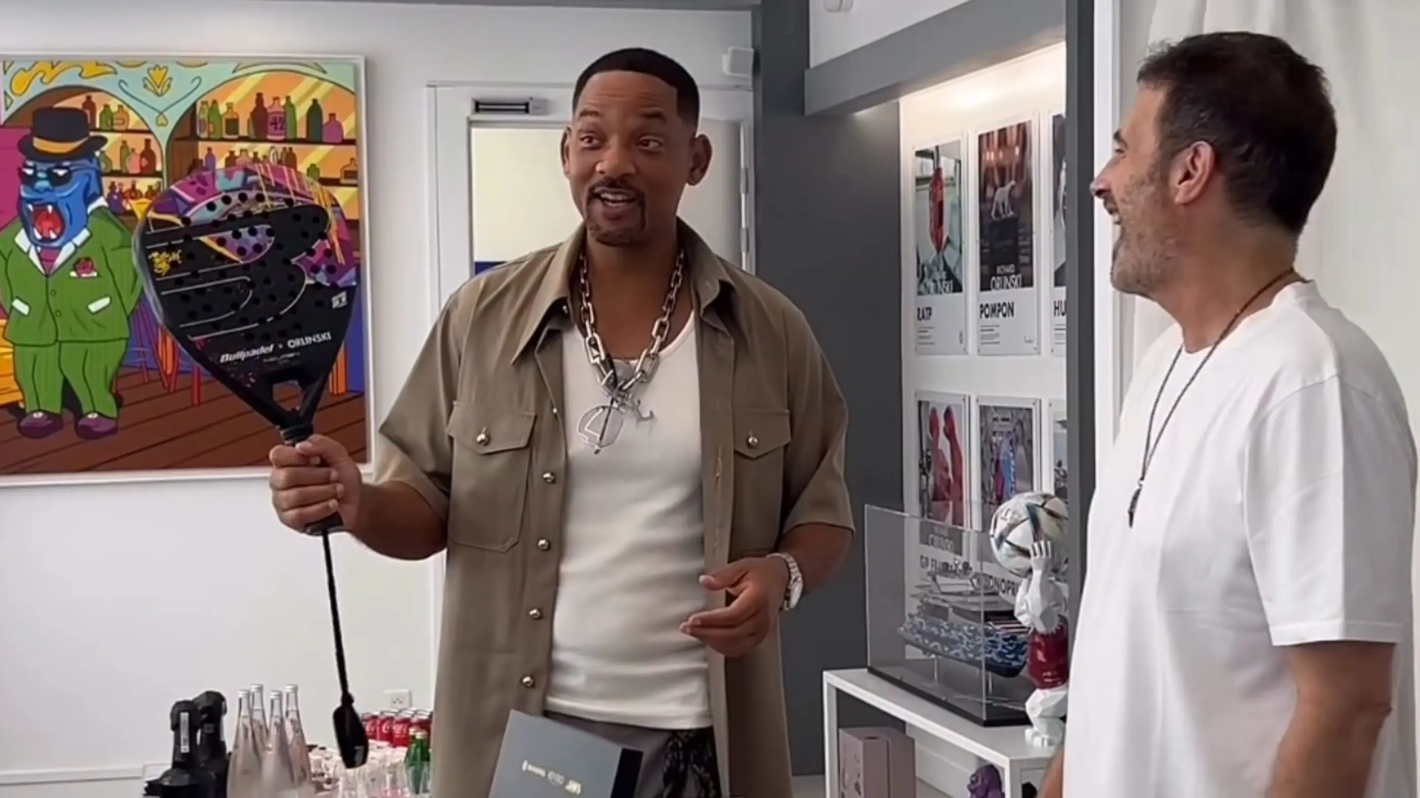 Will Smith découvre la raquette collector de Richard Orlinski : le cinéma bientôt séduit par le padel ?