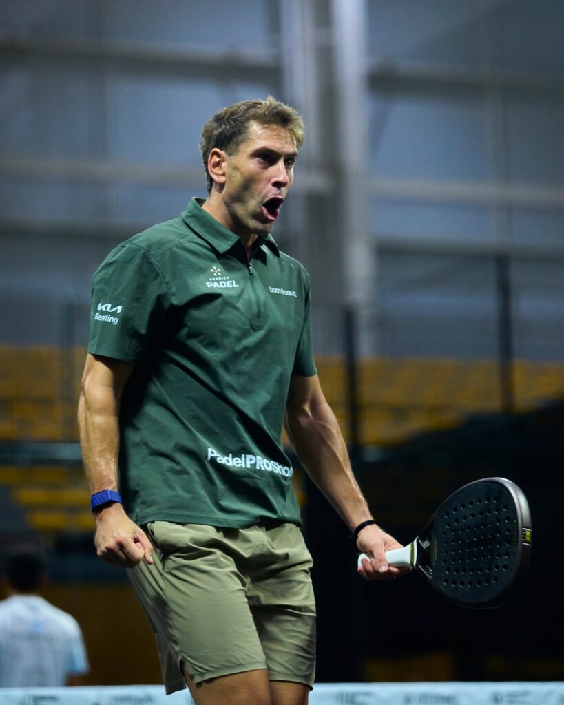 Alex Ruiz : « « Je me sens meilleur qu'à l'époque où j'étais n°7 mondial / le système actuel freine la progression du padel » | Padel Magazine Male padel player in a green polo shouting on an indoor court, holding a padel racquet.