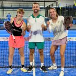 Dardaine et Mansart poursuivent leur superbe parcours et filent en demi-finales du FIP Bronze Dronten | Padel Magazine Three padel players pose with paddles on a blue court, smiling and fists raised in celebration.