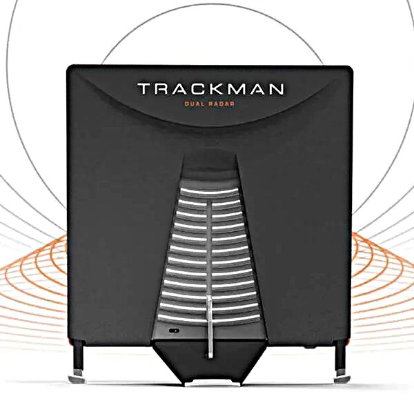 Radar-TrackManpng | Padel Magazine TrackMan Dual Radar launch monitor facing forward, a black rectangular unit with a central silver vent grille on a stand.