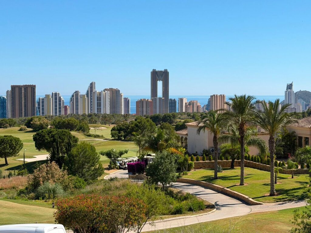 Benidorm, la nouvelle destination espagnole qui séduit les passionnés de padel | Padel Magazine Benidorm, la nouvelle destination espagnole qui séduit les passionnés de padel
