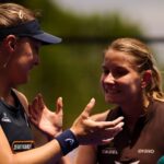 collombon sharifova malaga P1 | Padel Magazine Two female padel players celebrate with a high-five during a sunny outdoor match.
