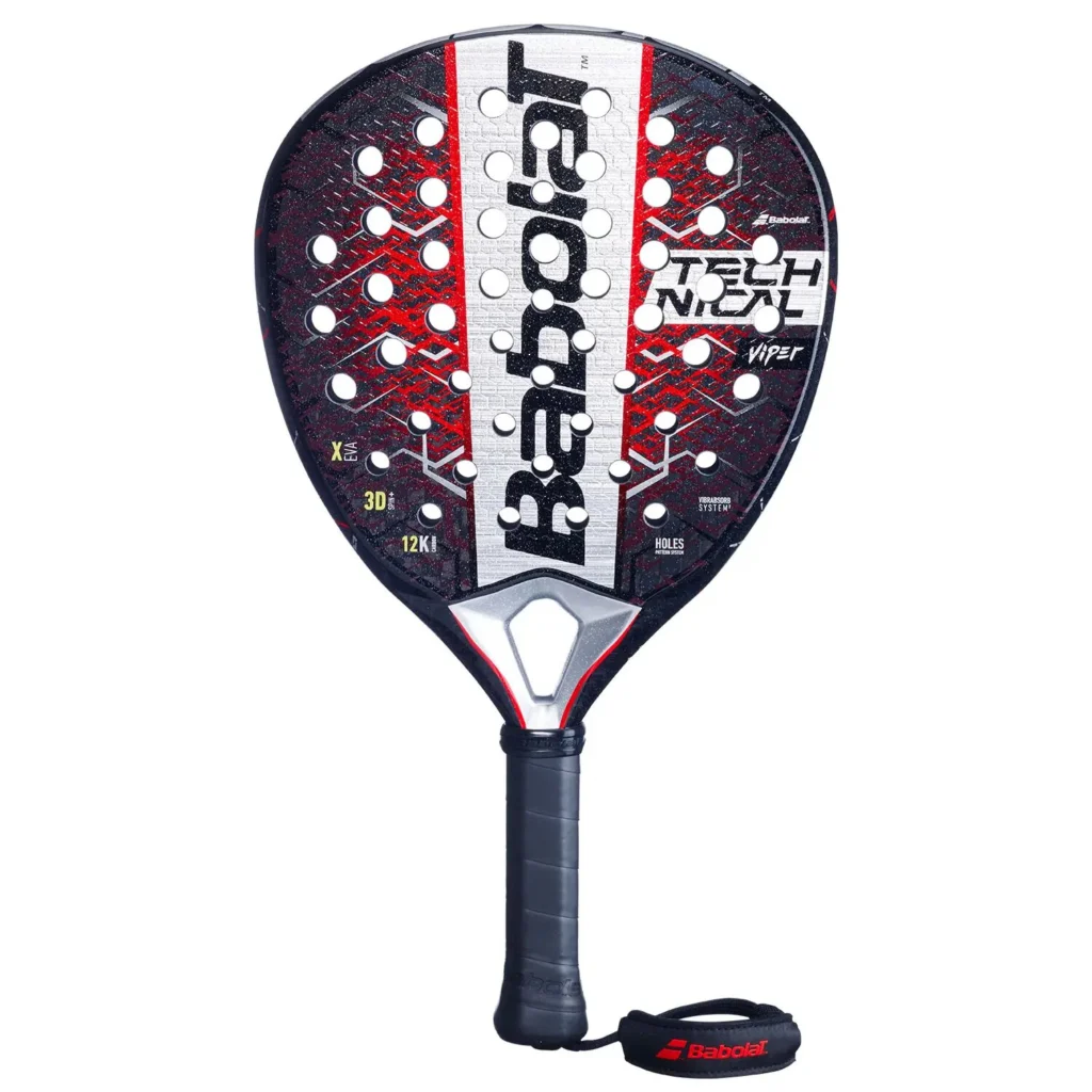 Padel mela, jossa on punainen, musta ja valkoinen grafiikka, valkoiset tuuletusaukot ja kääritty kahva, jossa on rannehihna, joka näyttää Babolat logo.