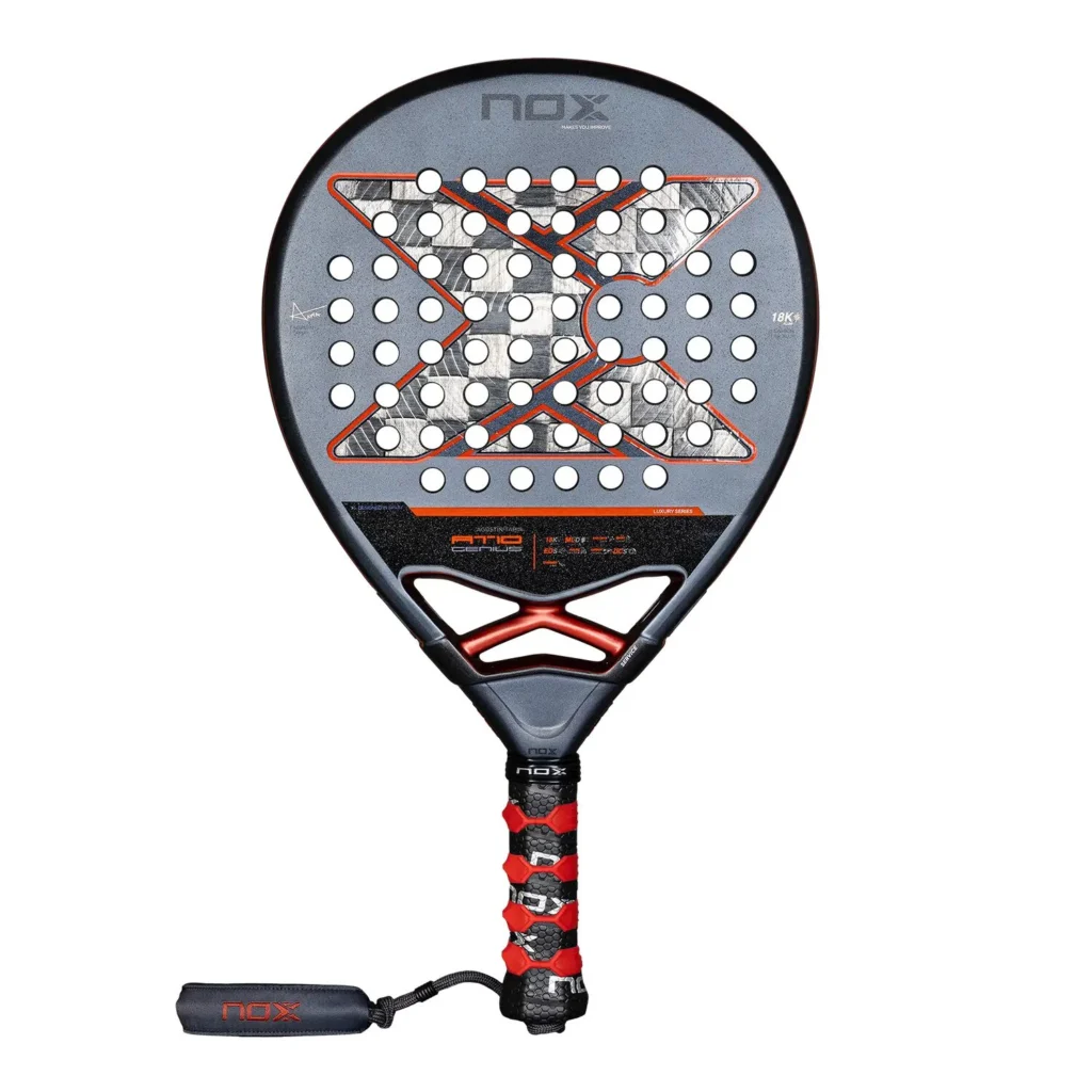 Padel Maila, jossa harmaa runko ja punaisella reunatut kielet, kahva alhaalla, NOX-brändäys näkyvissä (luksussarja).