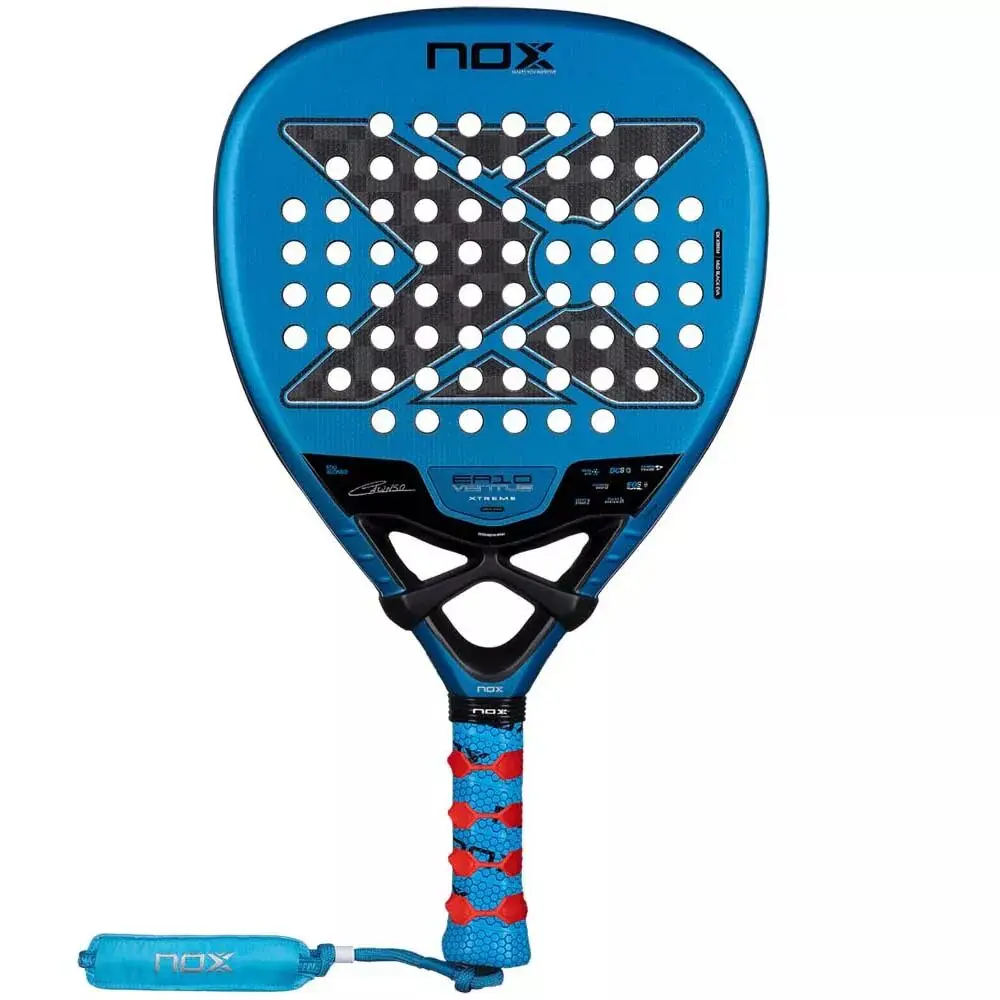 Sininen padelmaila, jossa musta X-muotoinen osuma-alue ja useita valkoisia reikiä, NOX-brändäys ja sinipunainen kahva.