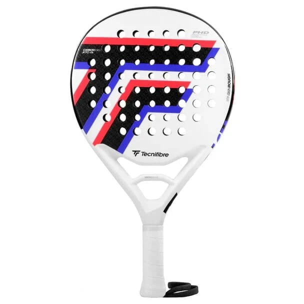 Tecnifibre-padelmaila, jossa valkoinen runko, rei'itetty lyöntipinta, moniväriset punaiset/siniset/mustat geometriset grafiikat, valkoinen kahva ja rannehihna