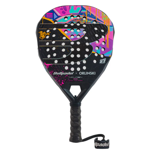 Padel Mela, jossa musta runko ja monivärinen graffitikuvio, rei'itetty lyöntipinta, ergonominen kahva rannehihnalla.