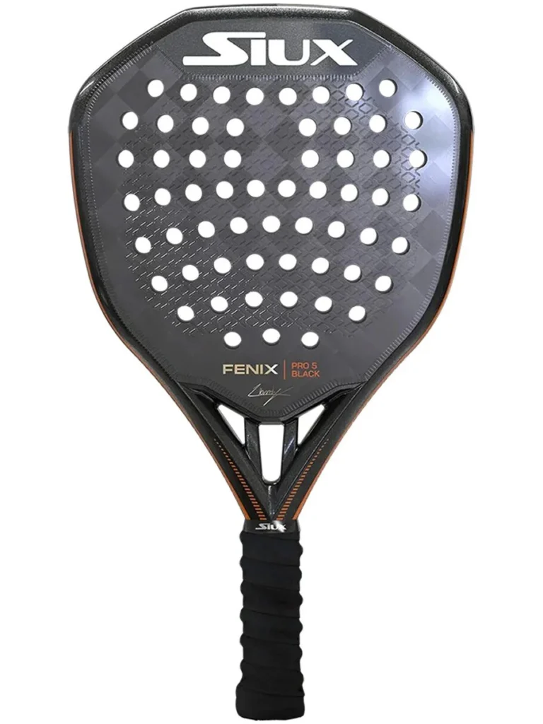 Padel maila (Siux Fenix ​​Pro 5 Black) rei'itetyllä lyöntipinnalla ja teksturoidulla otteella