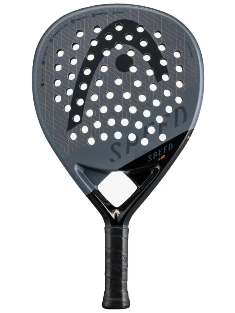 Padel Maila, jossa on rei'itetty lyöntipinta ja musta ote, merkitty Speed ​​​​Pro, valmis peliin tummanharmaana.