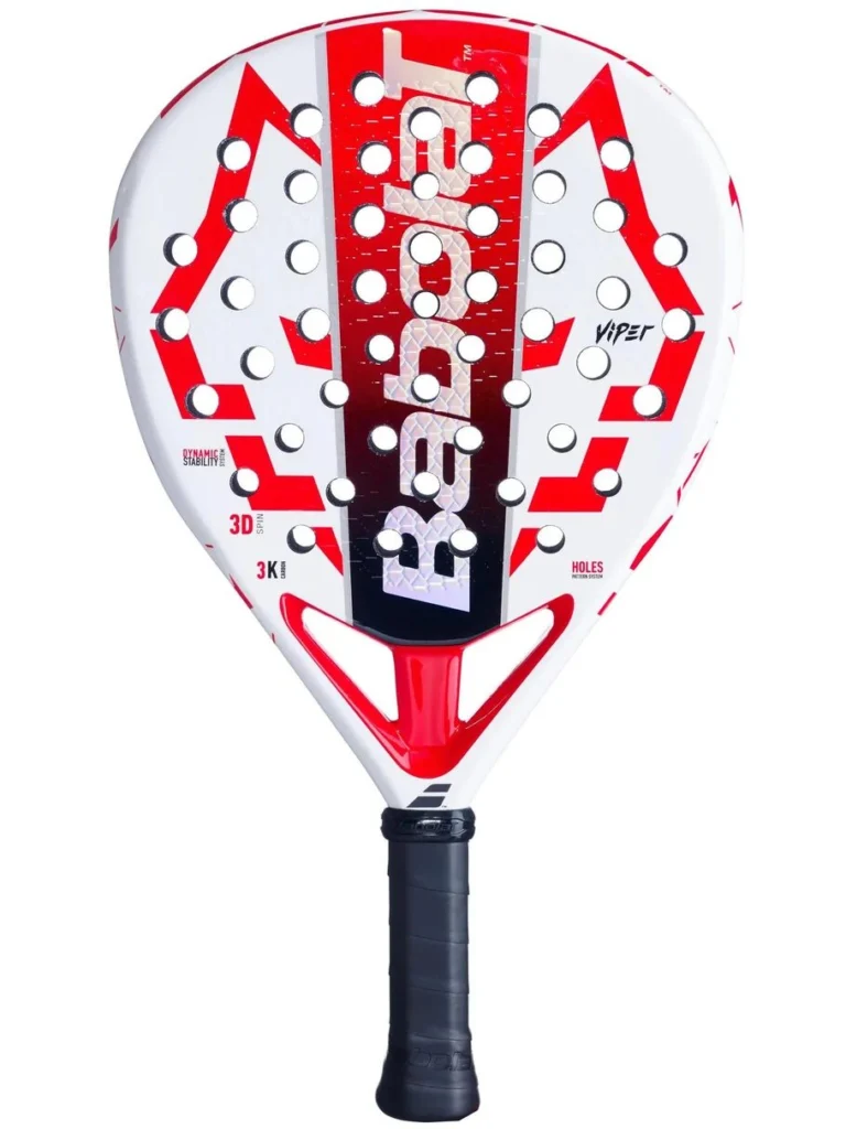 Padel maila, jossa punavalkoinen geometrinen kuvio ja useita reikiä, musta kahva