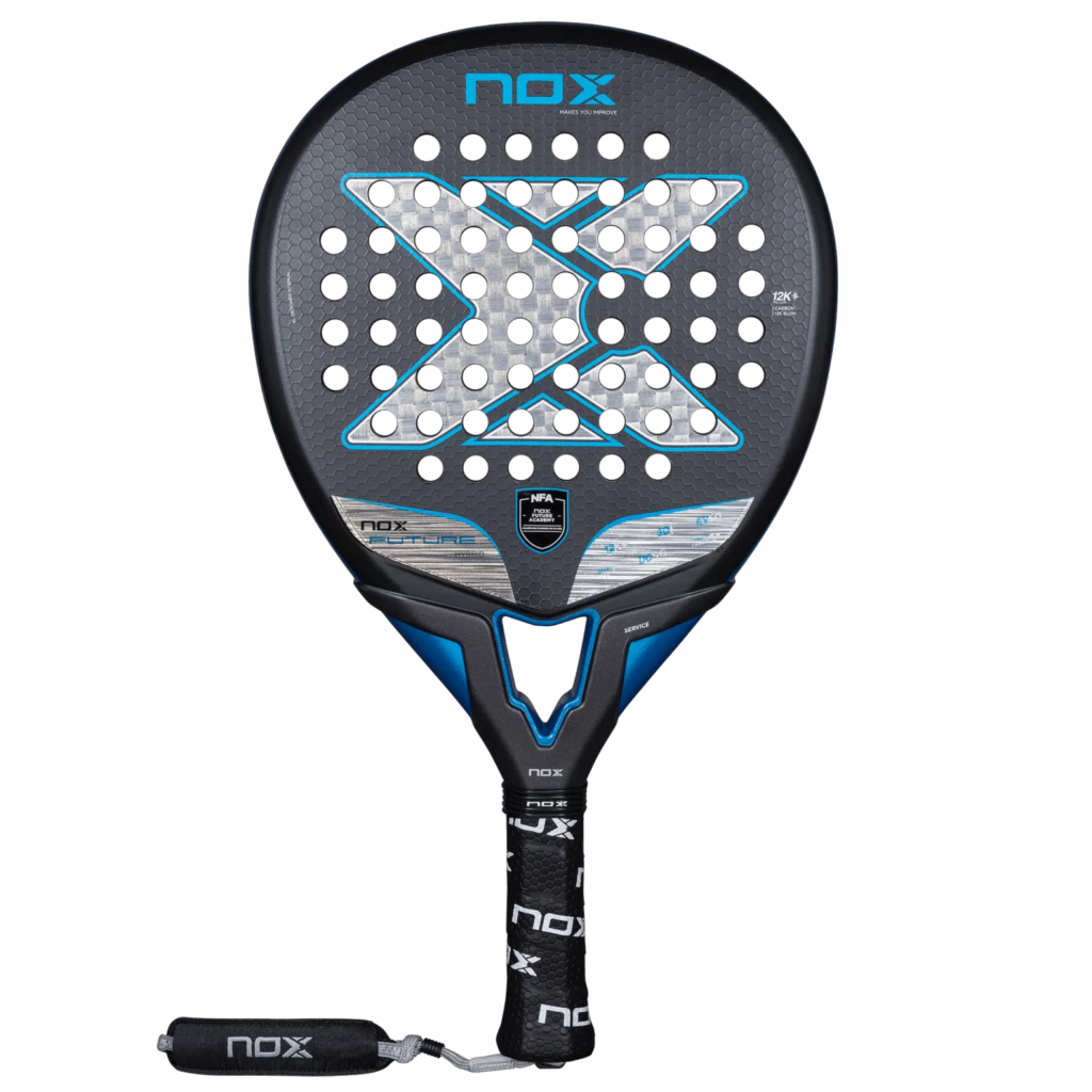 Padel Maila, jossa on rei'itetty lyöntipinta ja sinisellä ääriviivalla varustettu X-muotoilu, musta ja sininen kahva, NOX-brändäys näkyvissä.