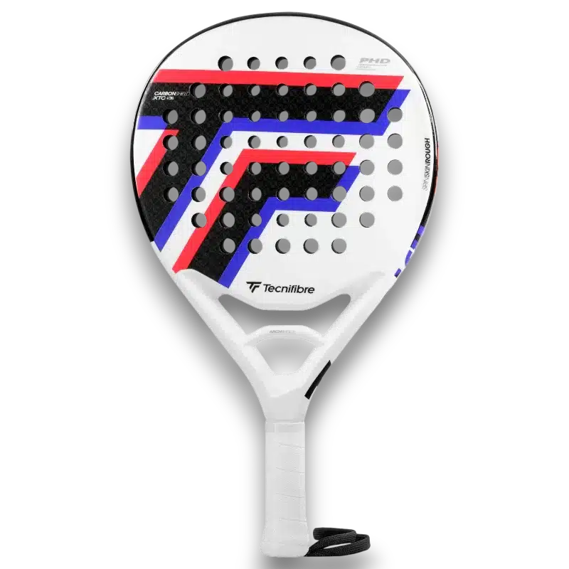 Valkoinen padelmaila, jossa on punainen, sininen ja musta geometrinen kuvio, rei'itetty lyöntipinta ja valkoinen kahva (Tecnifibre) mustalla taustalla
