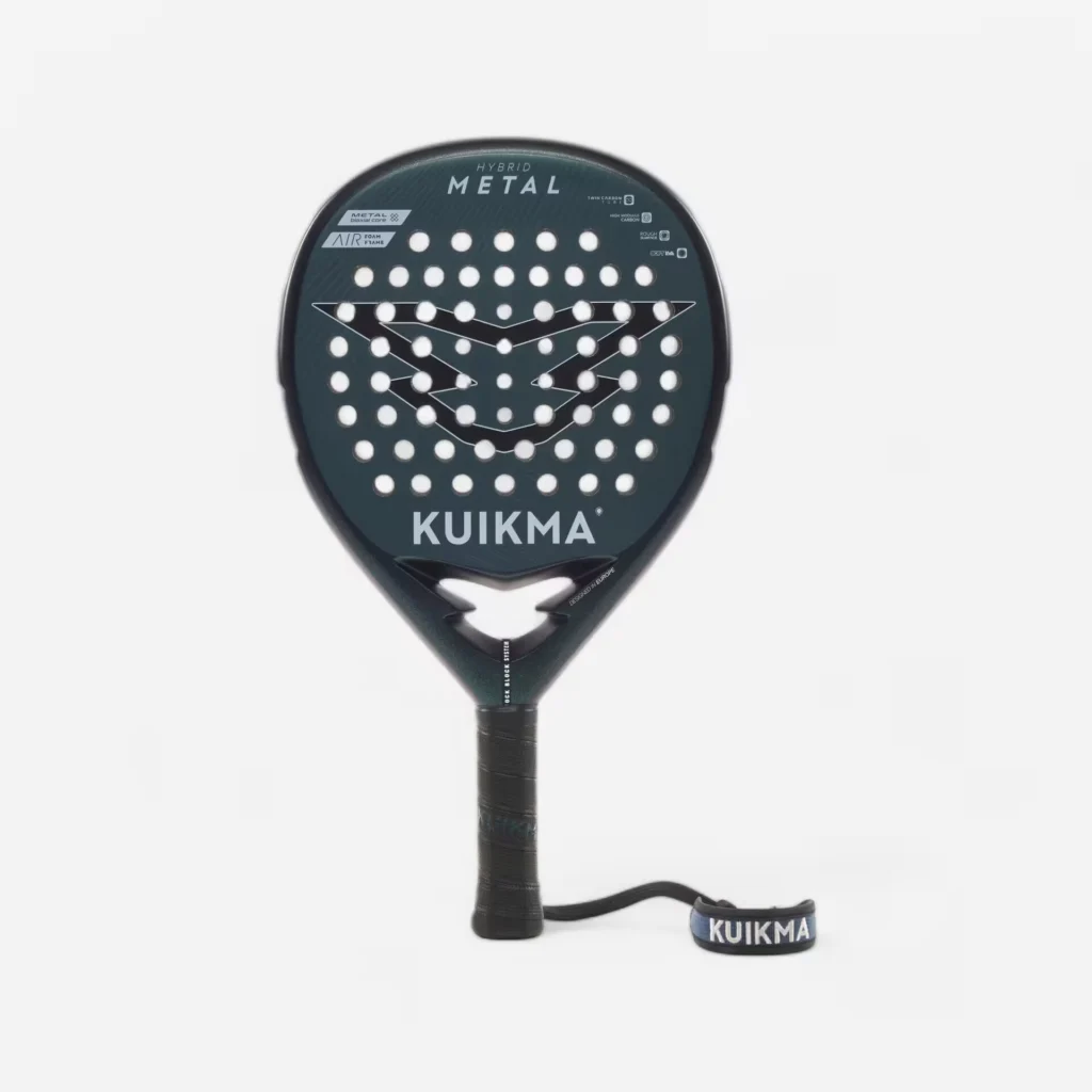 Lähikuva Kuikma-padelmailan päästä, jossa näkyy jännekuvio, logo ja KUIKMA-brändäys sekä kahva alajuoksulla