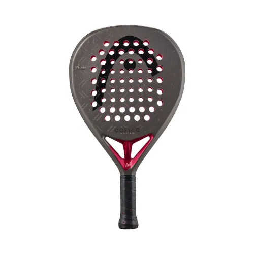 Padel Maila, jossa on rei'itetty lyöntipinta, musta runko ja punaiset yksityiskohdat sekä musta kahva, käytetään padel-tenniksen pelaamiseen.