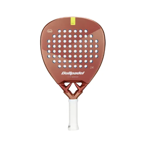 punainen Bullpadel Padel-maila, jossa on rei'itetty lyöntipinta ja valkoinen kahva