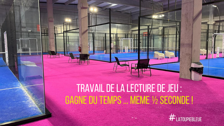 Indoor sports complex with glass-walled courts and bright pink carpet; foreground shows chairs and a trash bin, overlaid with French text promoting fast reading of the game and the hashtag #LATOUPIEBLEUE.