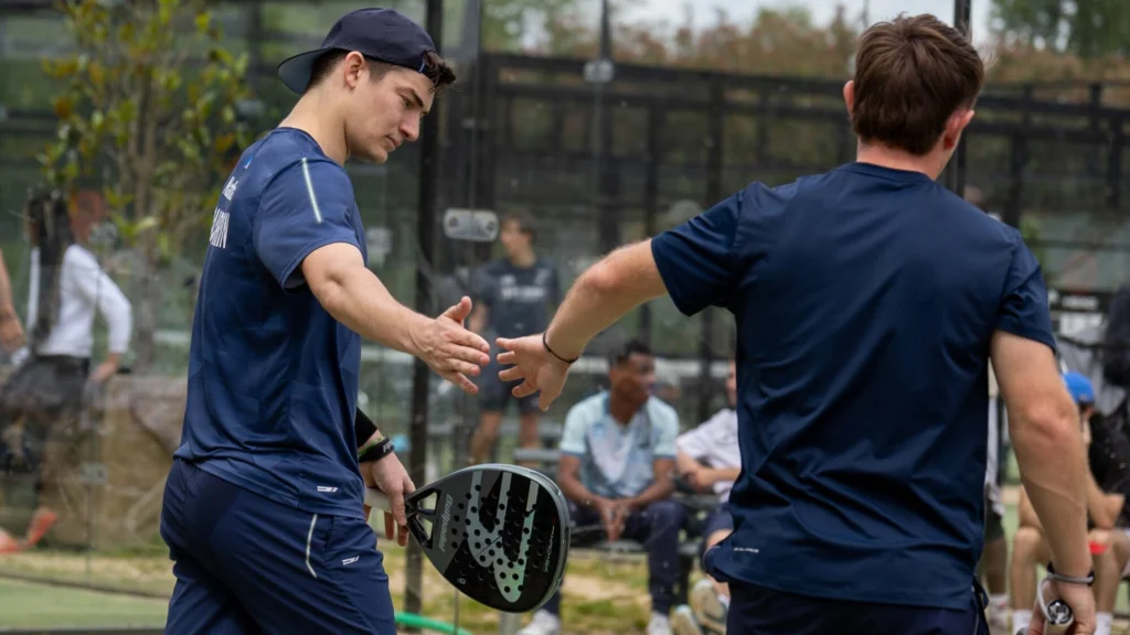 Nathan Courrin sta giocando nel FIP Tour… con il suo allenatore personale. Thomas Seux | Padel Magazine Nathan Courrin sta giocando nel circuito FIP… con il suo allenatore personale, Thomas Seux.