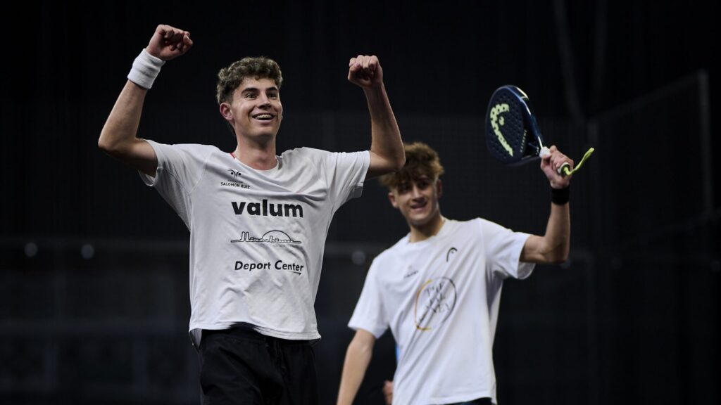 Curro Cabeza, 18 ans et déjà 49e mondial : le « Roi Arthur » n’a qu’à bien se tenir | Padel Magazine Two male padel players celebrate with raised fists on an indoor court, smiling after a point.